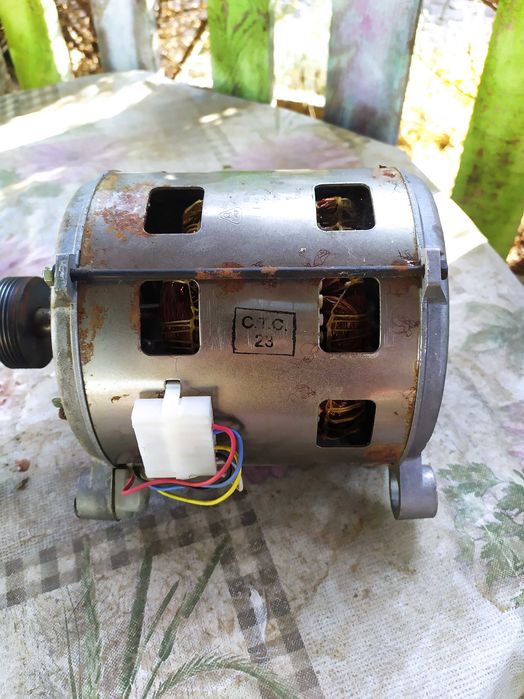 Моторы на стиральную машину Индезит и Воss продам.