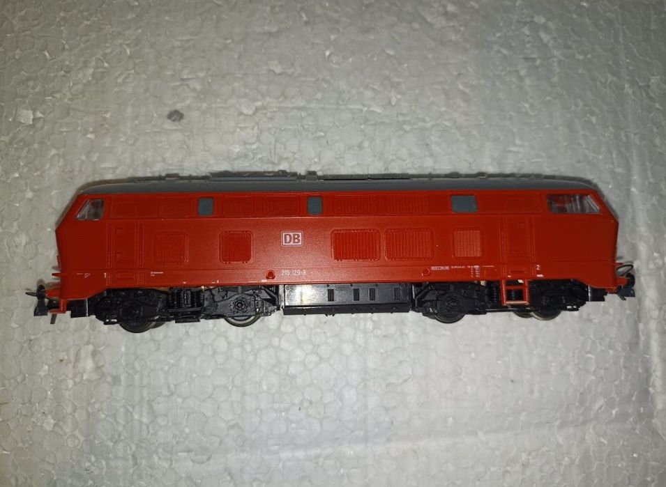 Locomotiva roco BR 215
Lumini frontale
Mufă pentru decodor digital
Tra