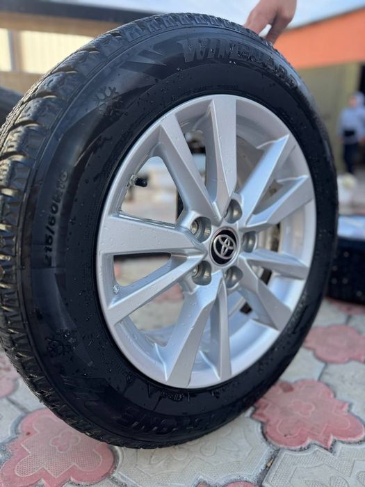 Оригинальные диски Toyota Camry 70 с зимними покрышками Roadstone Wing
