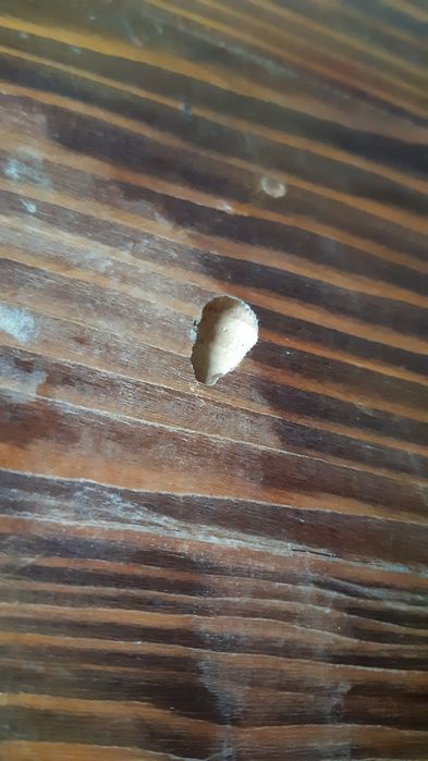 Трикрака дървена маса