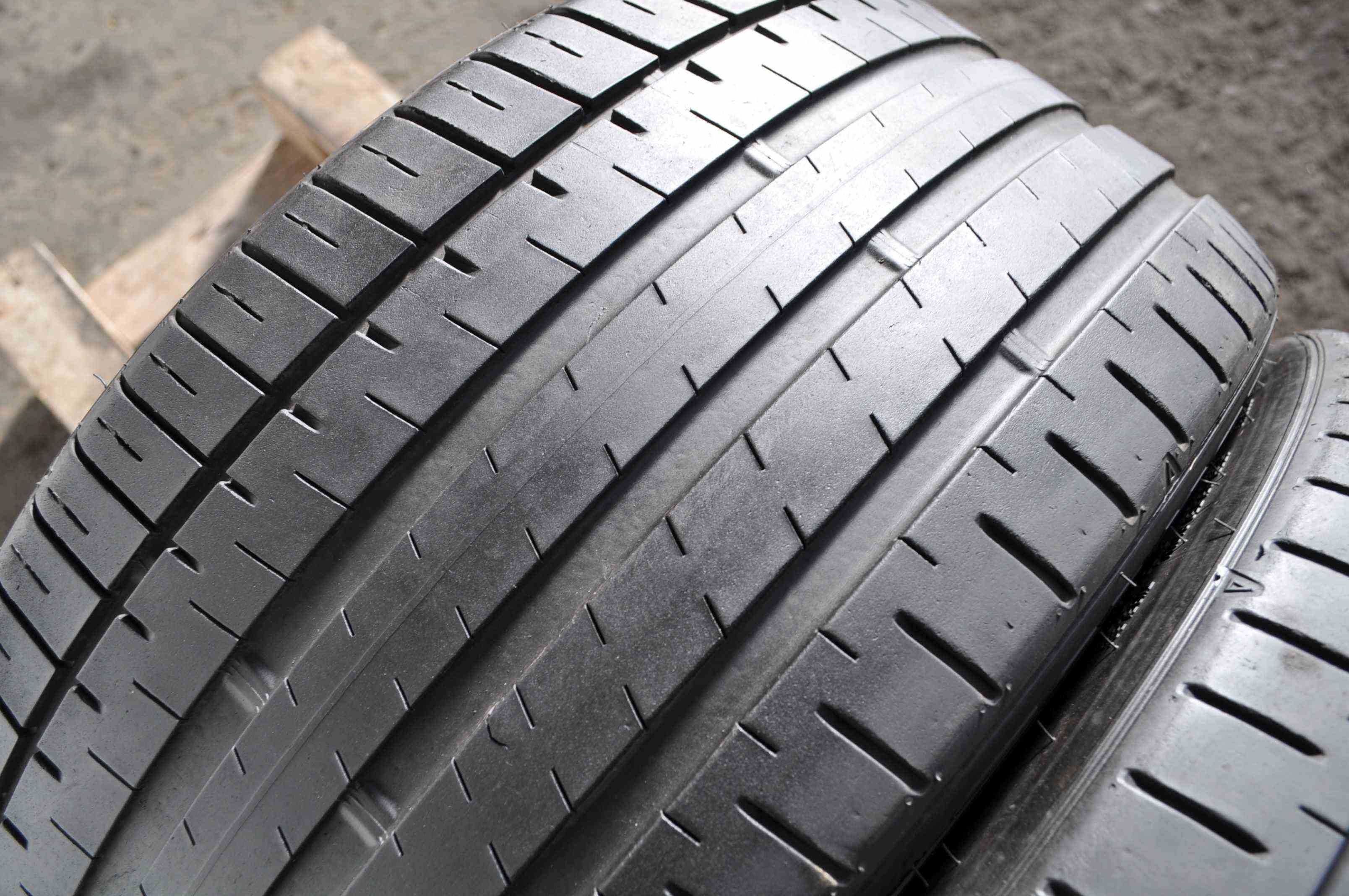 SET 2 Anvelope Vara 245/35 R19 FALKEN Azenis 93Y