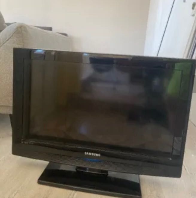 Телевизор samsung почти нов
