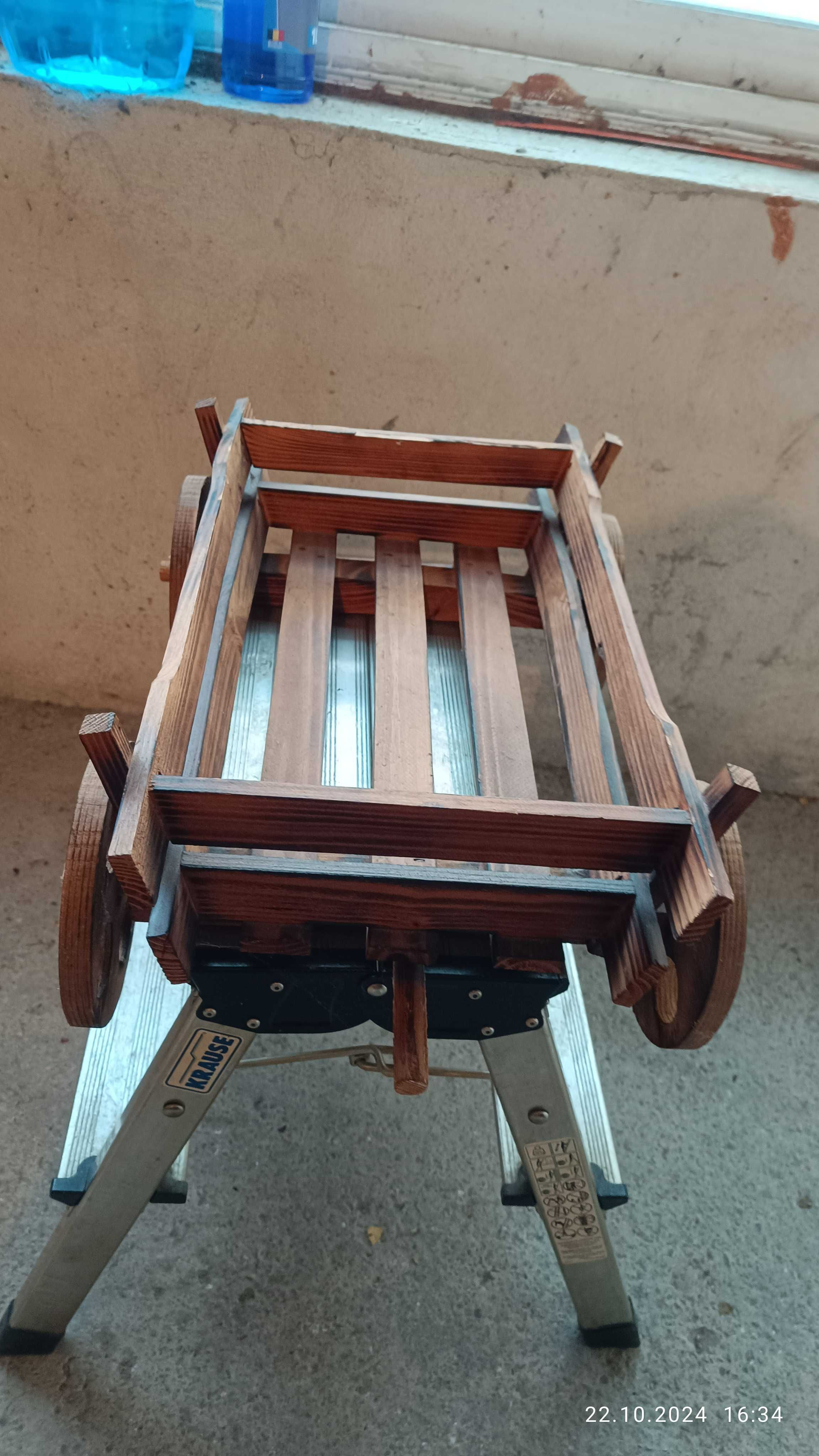 Продавам декоративена дървена каручка.