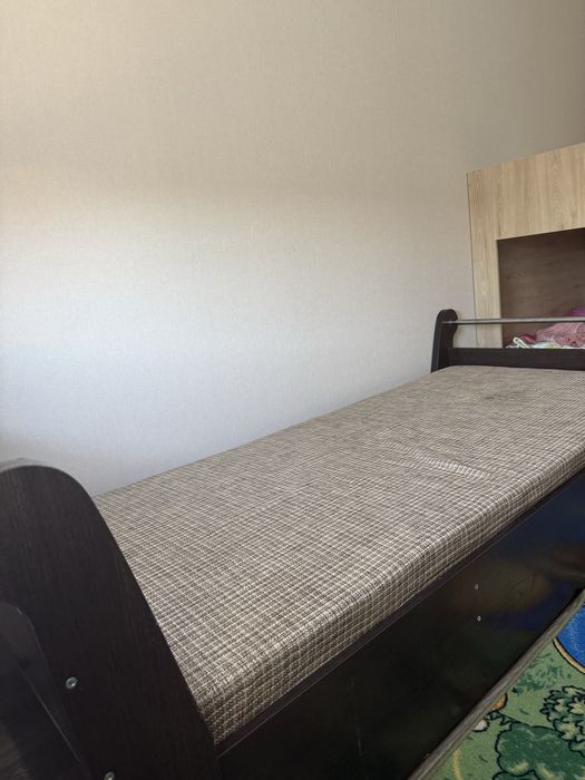 Односпальная кровать с матрасом