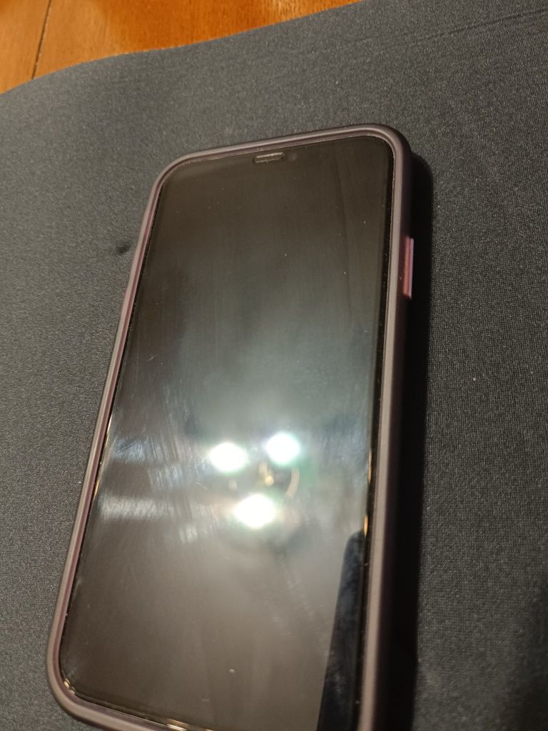 Продавам iPhone 11 64gb лилав.