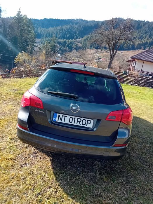 Vand opel,masian functionează impecabil.