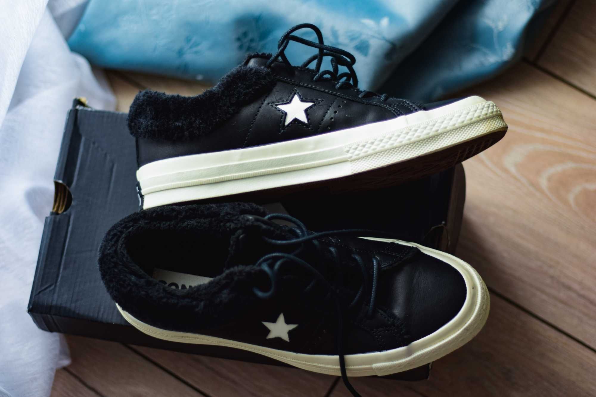 Converse, de piele, imblaniti pe interior.
