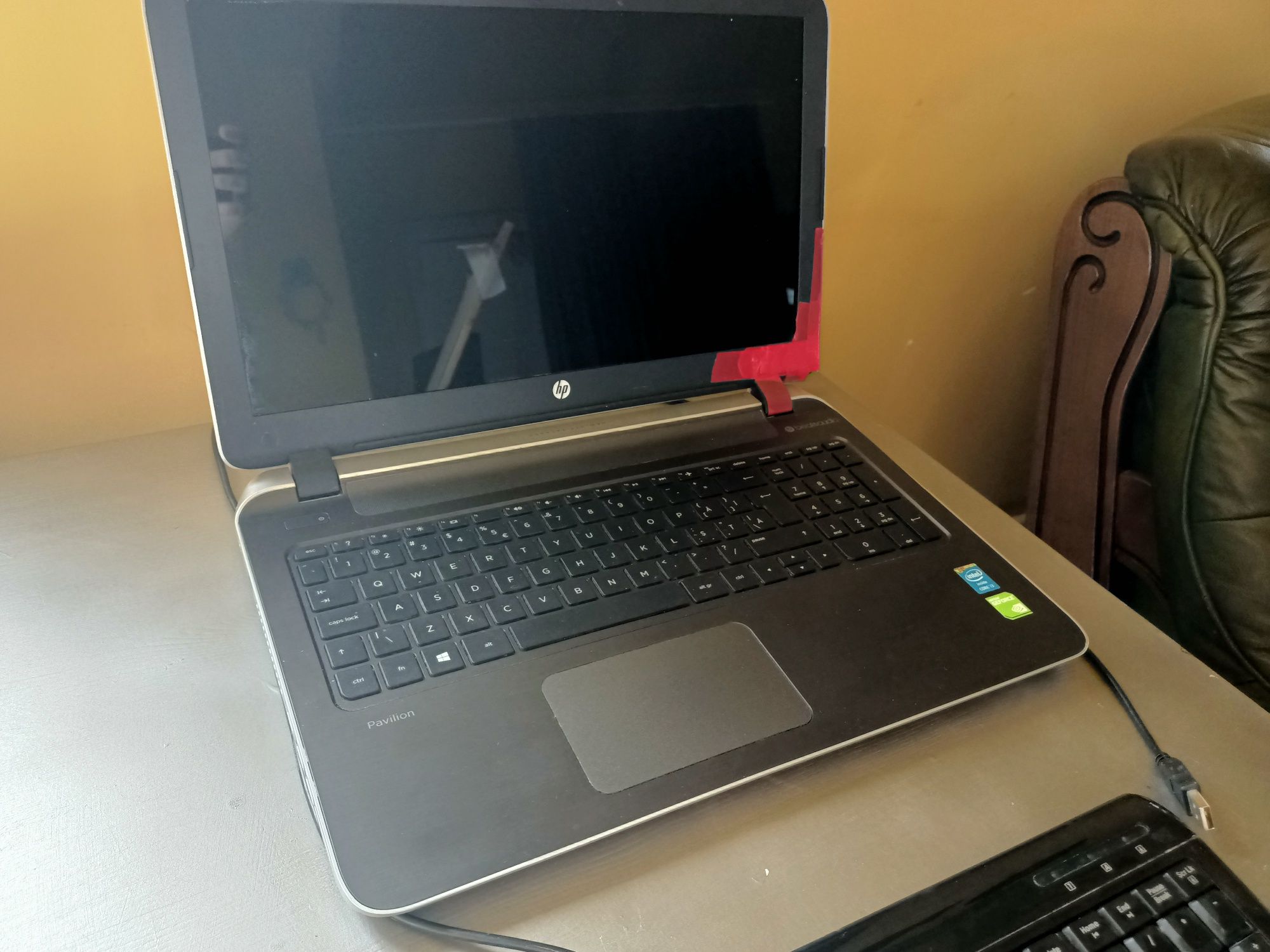 Laptop hp cu procesor intel i3-4030U cu Windows instalat