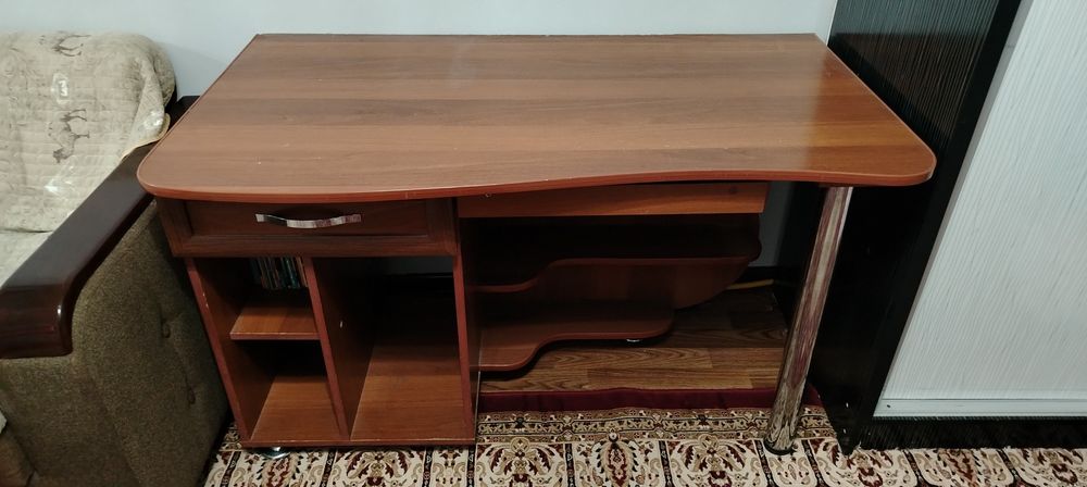 Продаётся стол для компьютера + парта