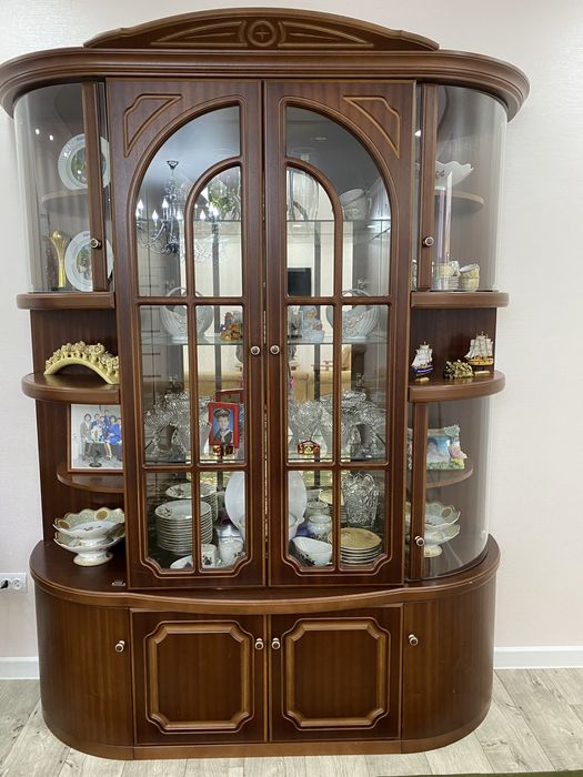 Сервант продам