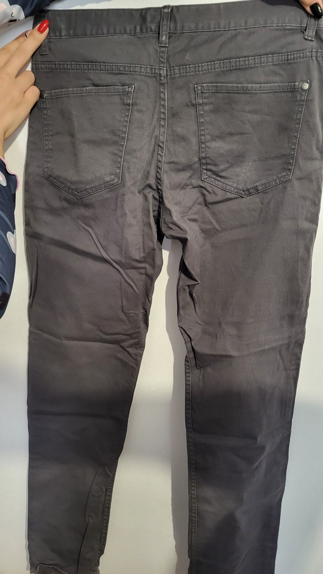 Vand pantaloni H&M barbati