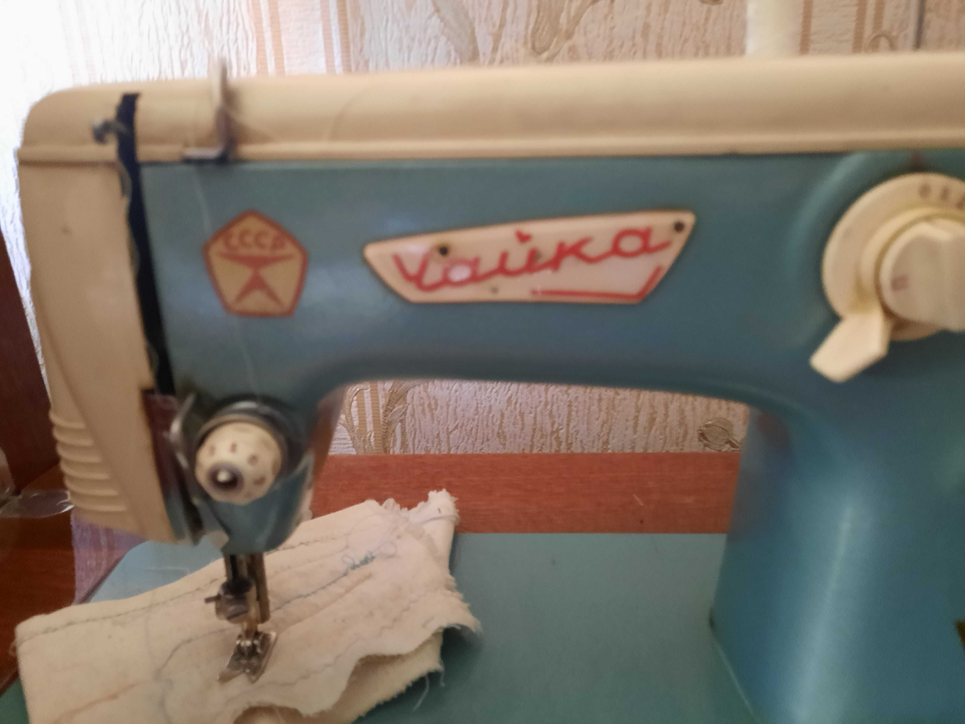 Швейная машинка " Чайка" со знаком качества в идеальном состоянии
