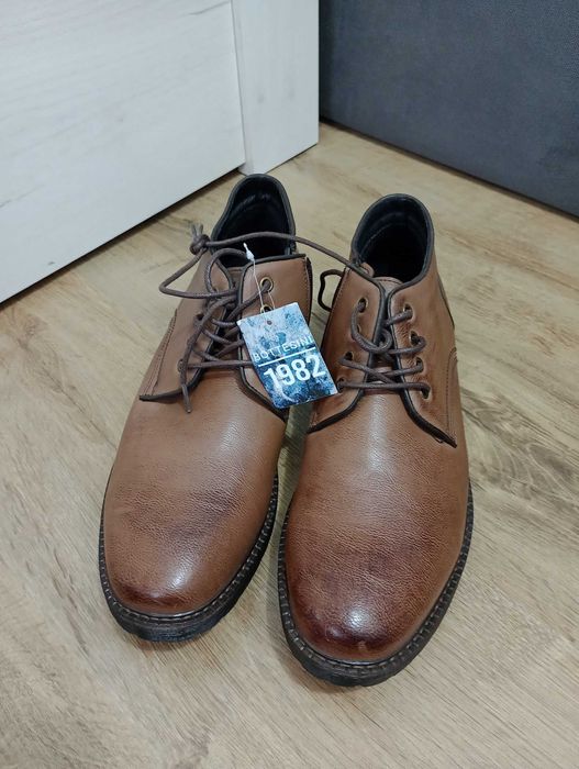 Vând ghete bărbătești.