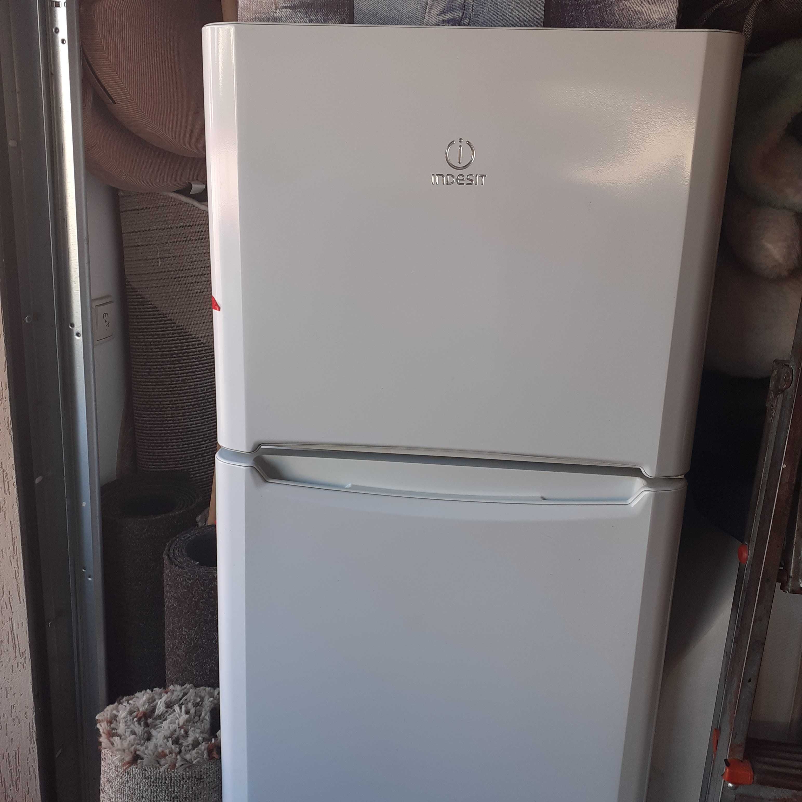 Frigider/congelator INDESIT- cu 2 usi - 180cm H - alb - aproape nou