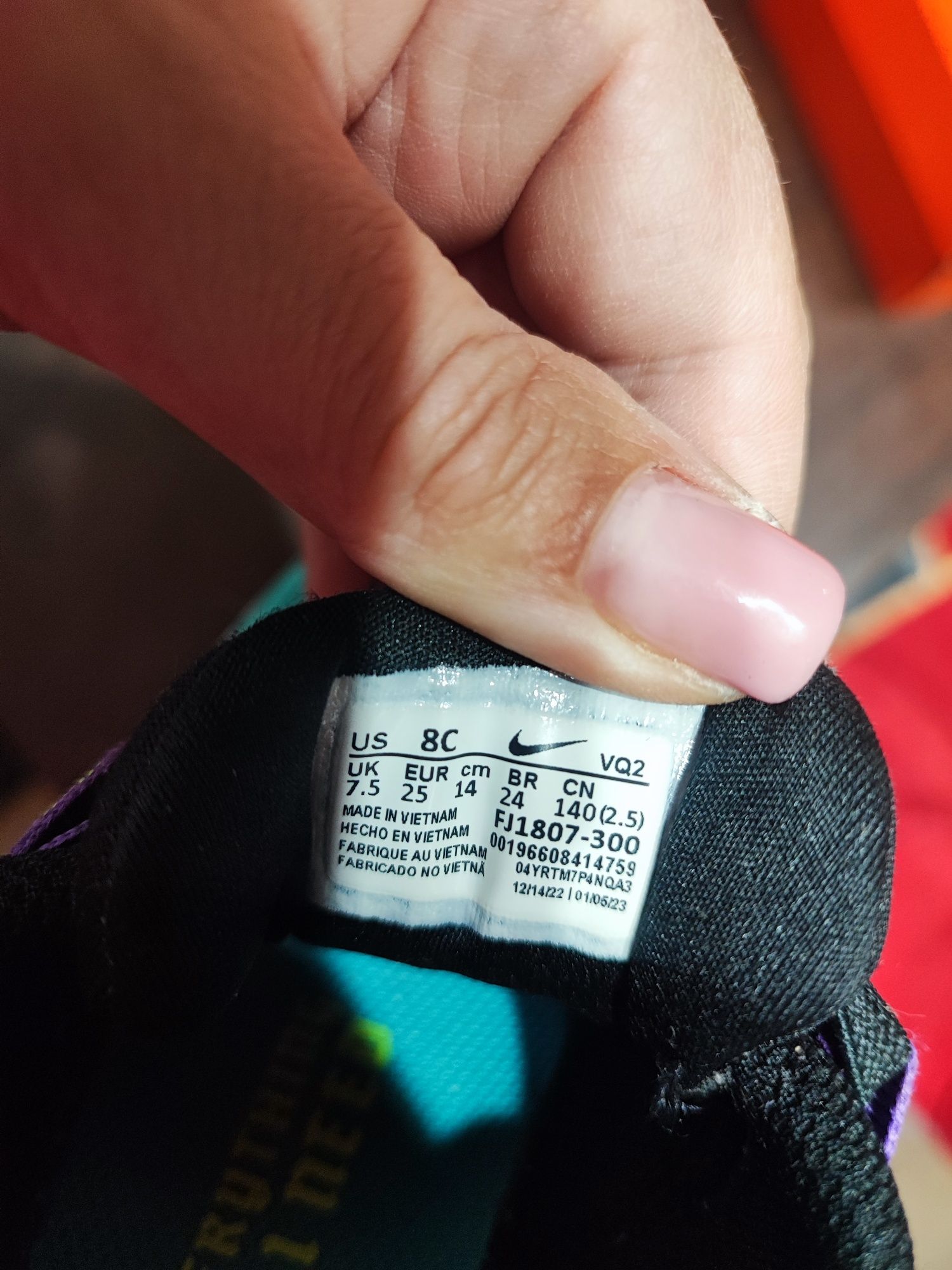 Vând adidași băieți nike