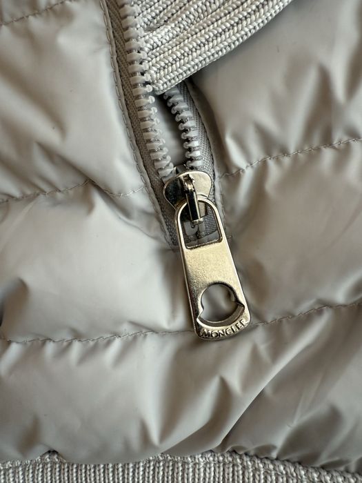 Geaca Moncler gri deschis