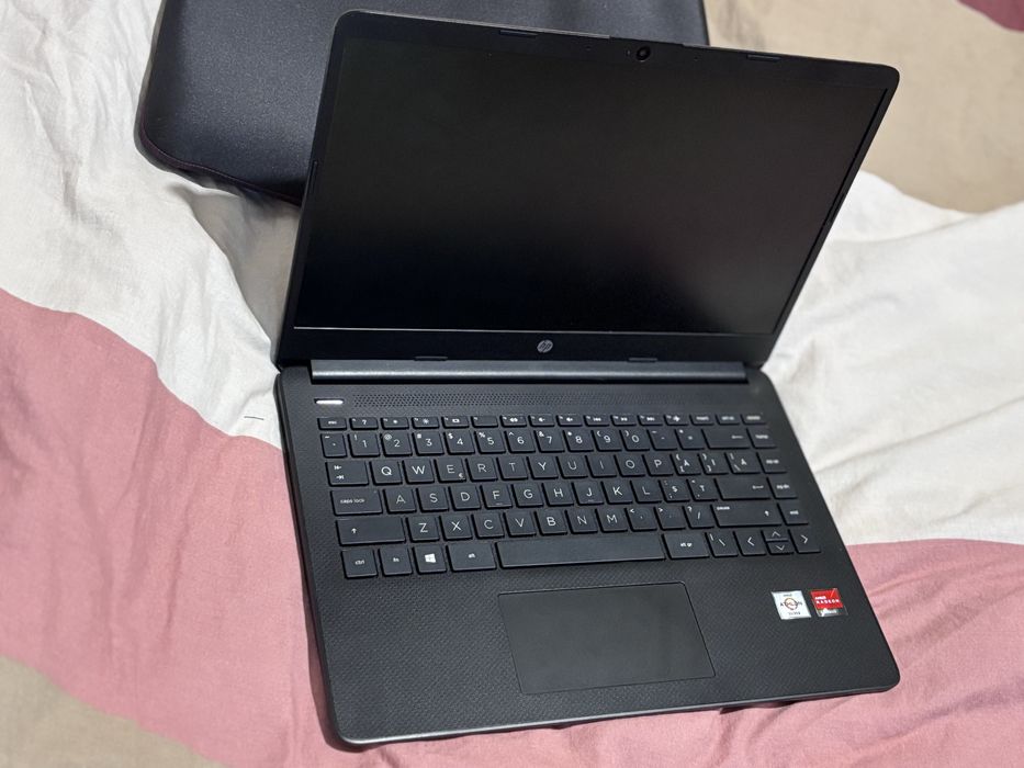 Laptop HP 14s-fq0024nq cu procesor AMD Athlon™ Silver 3050U, 14"