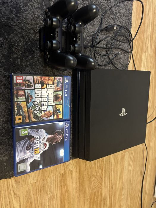 Playstation 4 PRO 4K+2 Manete(Statie de incarcare)+2Jocuri