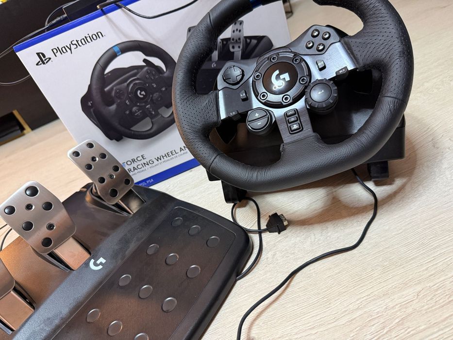 Volan Logitech G923 Trueforce pentru PS5, PS4 and Pc