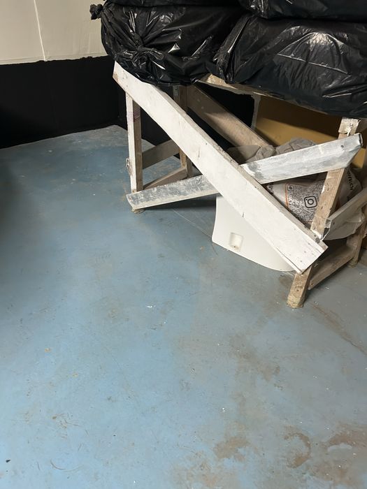 Унитаз и козел строительный для ремонта