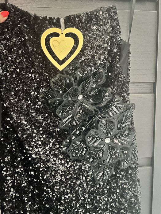 Продавам черна рокля с блестящ ефект за повод