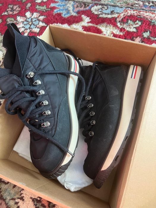 vand bocanci moncler originali nr 44  detin bon !