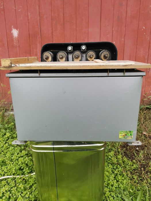 Машина за пробиване на пчелни рамки