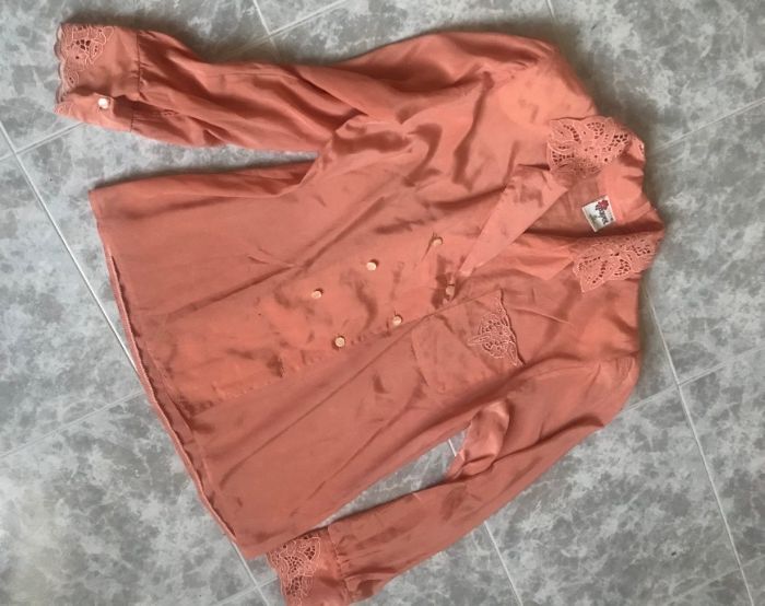 продавам чисто нова блуза с бродерия