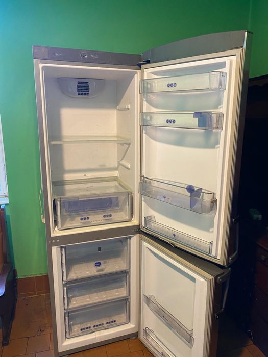 Combina frigorifica Whirlpool clasa A+ cu o capacitate totala de 327 L