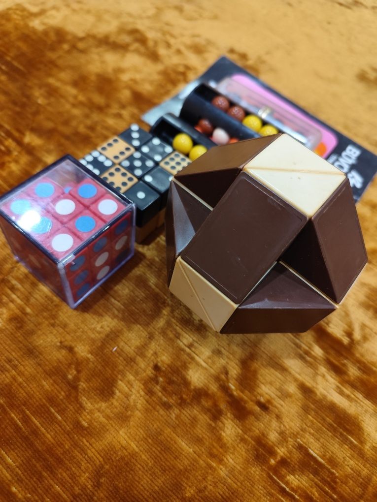 Продавам Рубик играчки