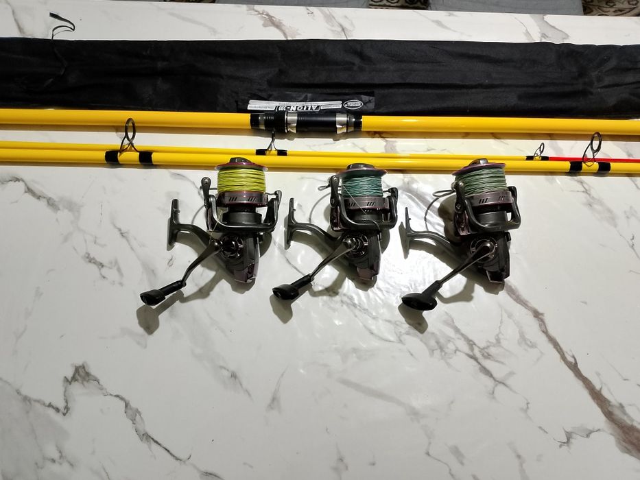 Катушки с 12.000 оборотов три штуки и одна карповая удочка