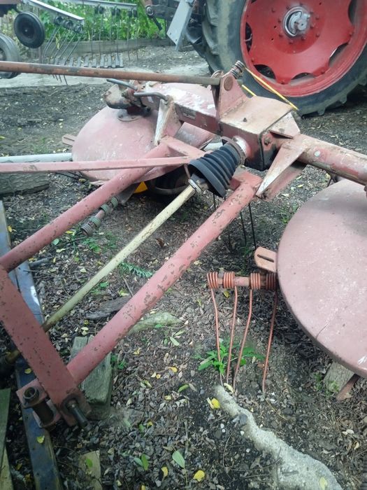 Cînd greblă cu două funcții, risipește și adună