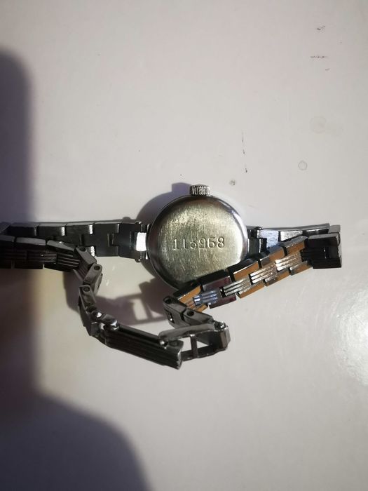 Продавам дамски ръчен часовник SLAVA MADE IN USSA 17 JEWELS