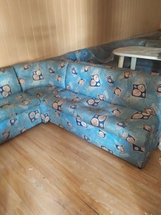 Продавам подсилени ъглови дивани за заведение