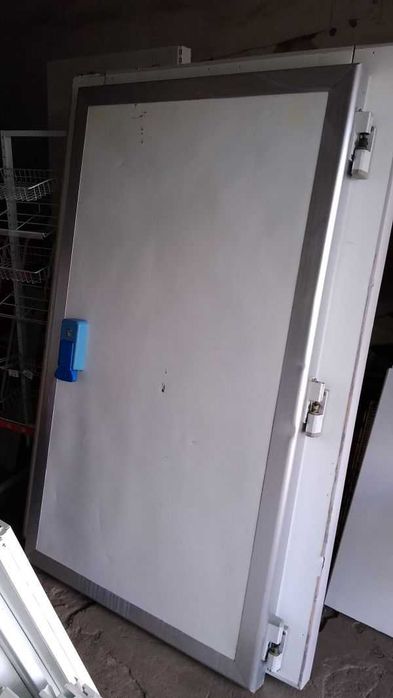 Sandivich paneldan tayyorlangan sovutkich kamerasi eshiklari.