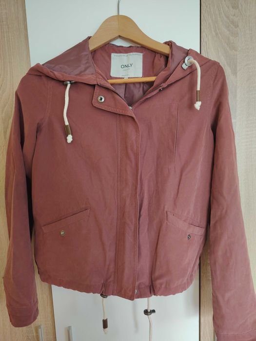 Дамско спортно късо яке