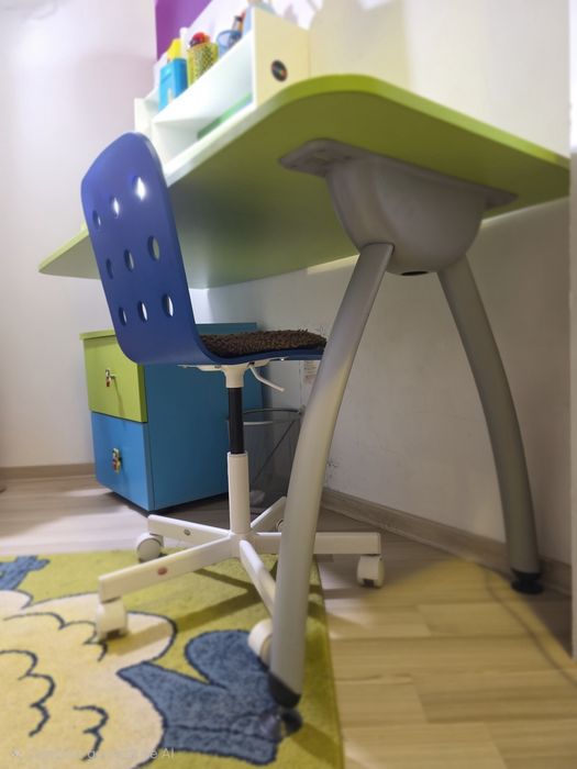 Birou pentru copii cu raft, dulap și scaun incluse