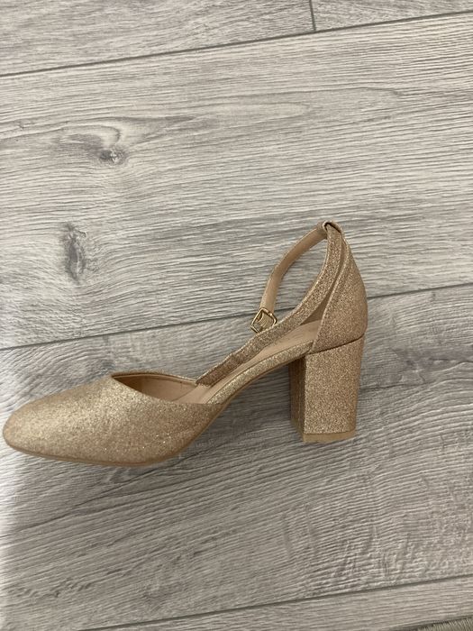 pantofi cu toc cu sclipici