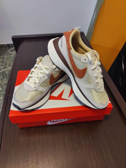 Nike W Phoenix Waffle noi
Team Gold/ Dark Russet-Coconut Milk-Hemp

35