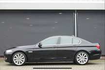 BMW Seria 5 BMW M550i xDrive 4.4 V8, 409 cai / Variante auto sau terenuri