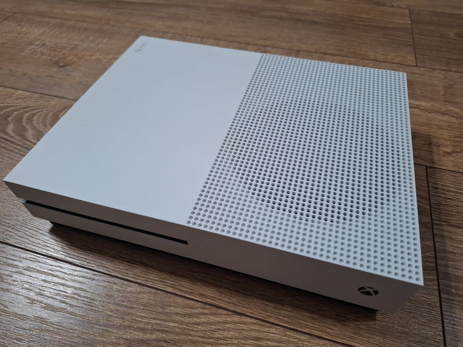 Xbox One S 1TB + Controller original + 4 jocuri