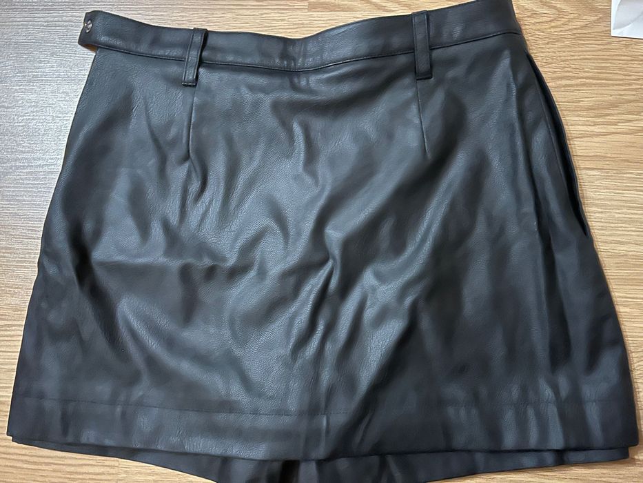 Кожена пола на Алеса