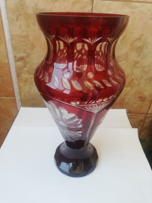 Vând vază cristal roșu
