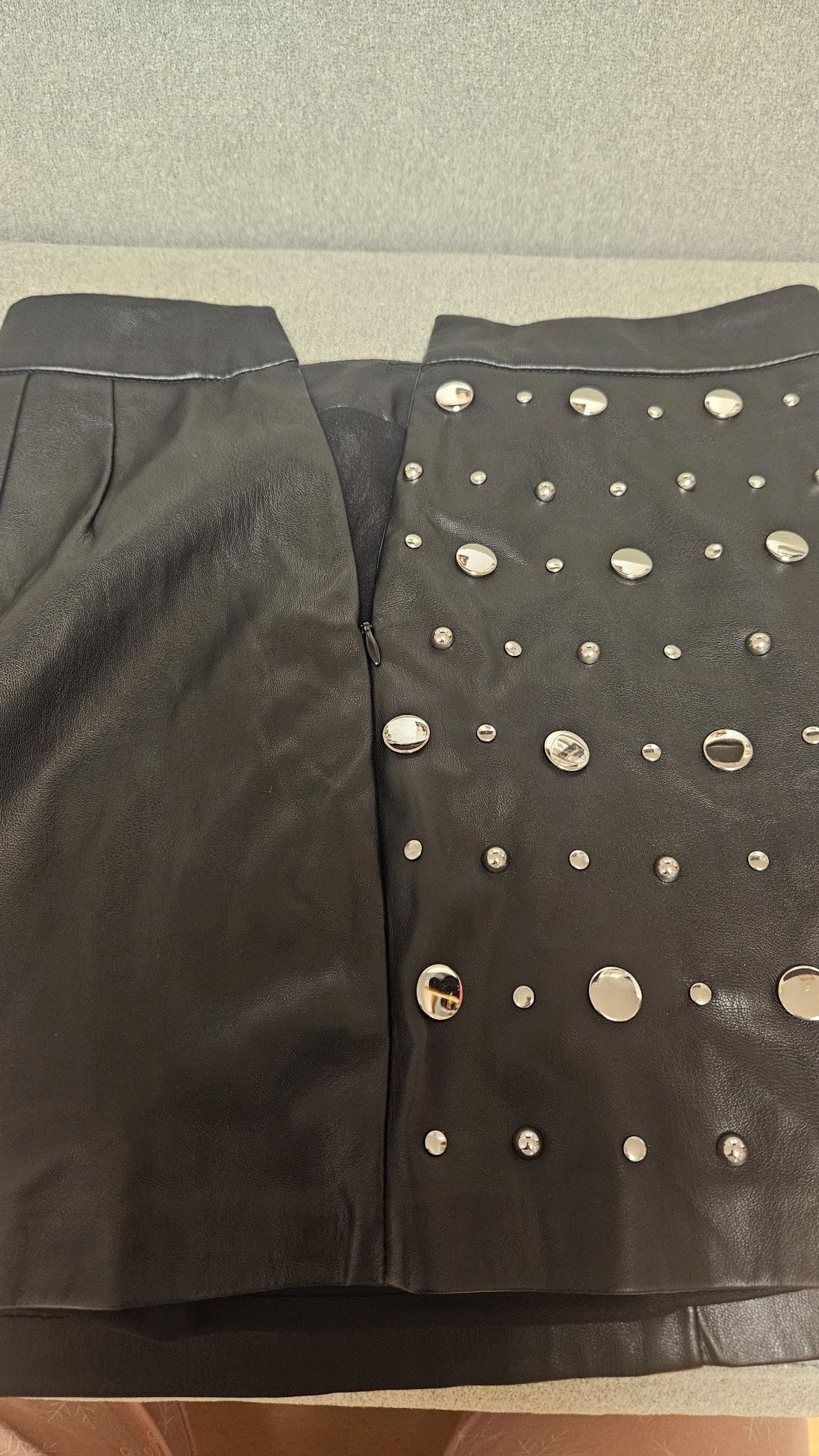 Дамска кожена пола с капси Bershka S