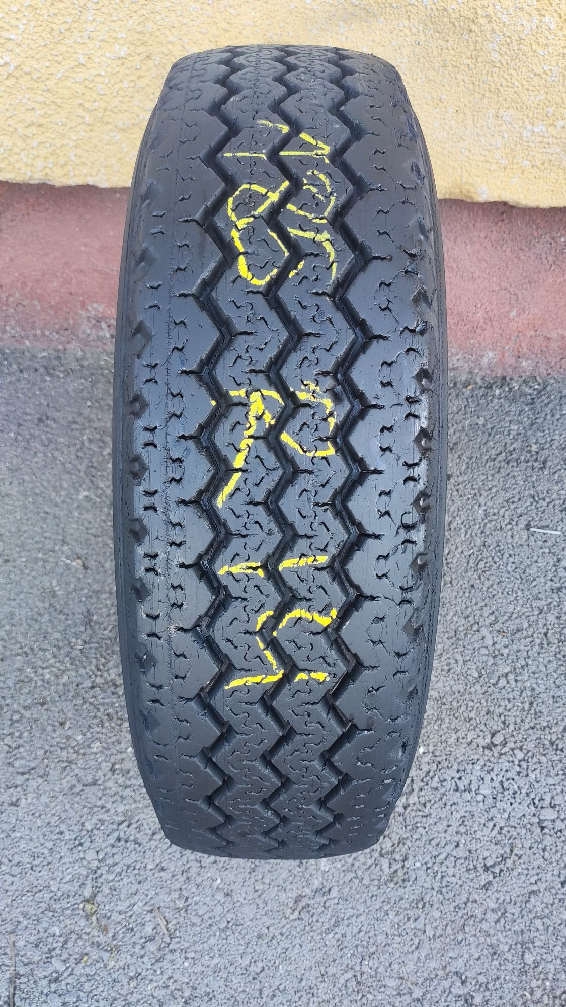 1бр. гуми 185/R/14 Michelin 8 PR, плата
8.5mm
Добро състояние на гумит