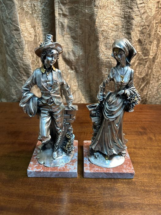 Îndragostiții, personaje realizate cu tabla de argint