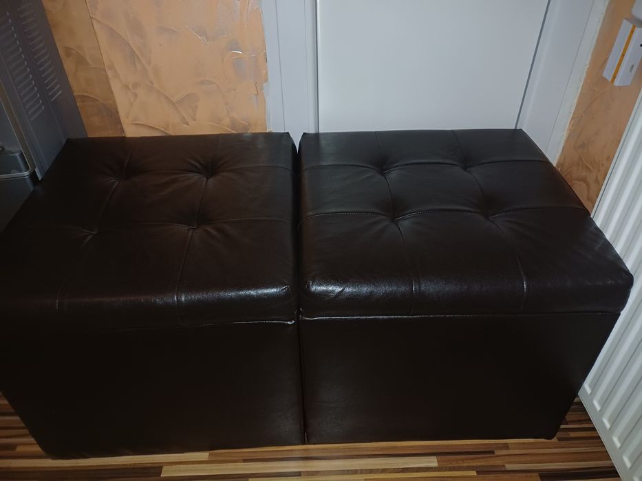 Три кожени табуретки