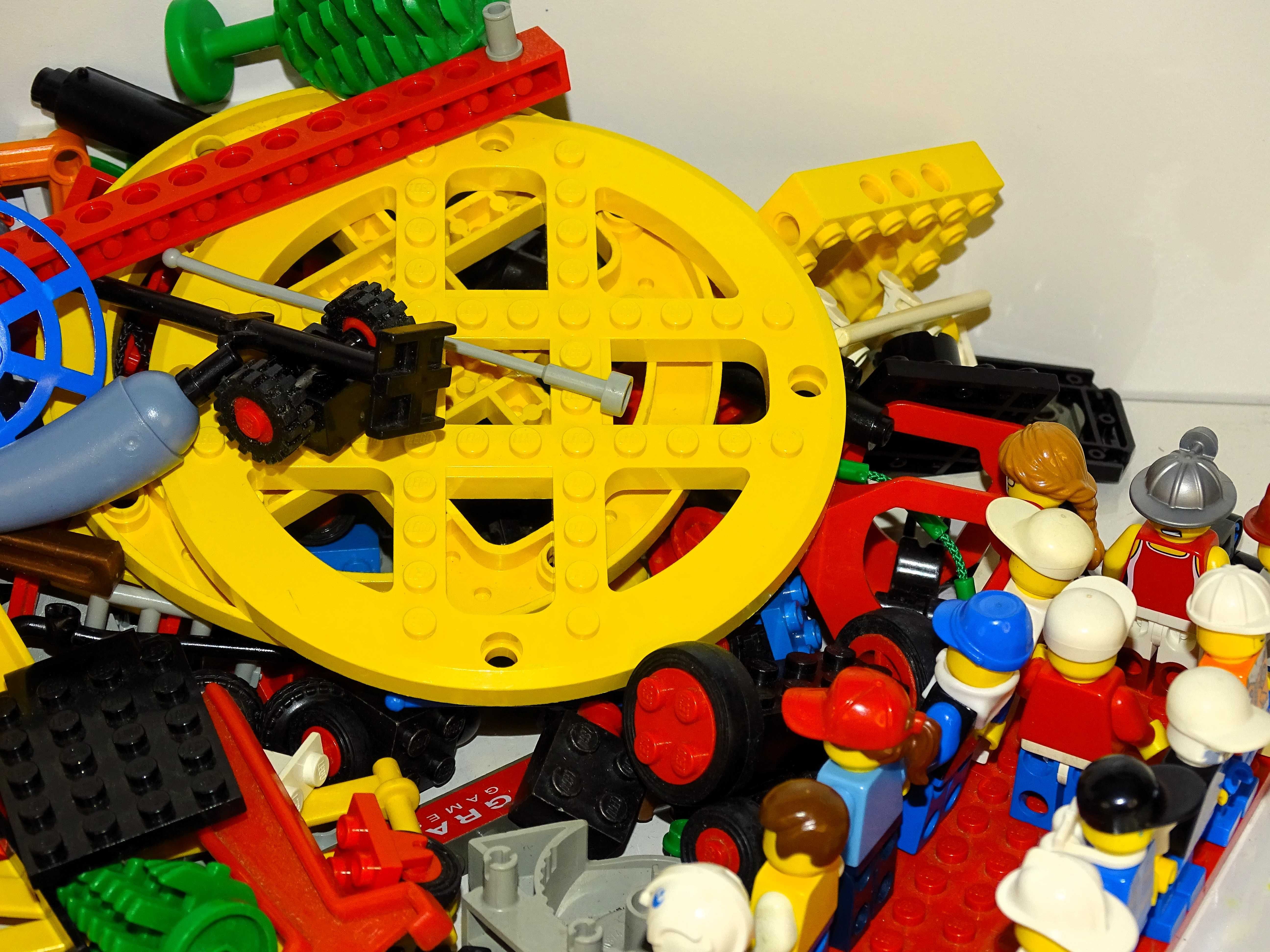 40 бр. Лего (LEGO) човечета и различни части от стари конструктори