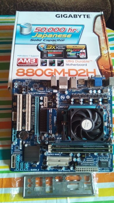 Дънна платка GA-880GM-D2H + AMD Athlon II X2 250 + RAM: 2x4 GB DDR3,