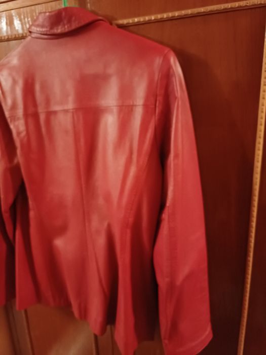 Sacou de piele culoare roșie in stare foarte bună.